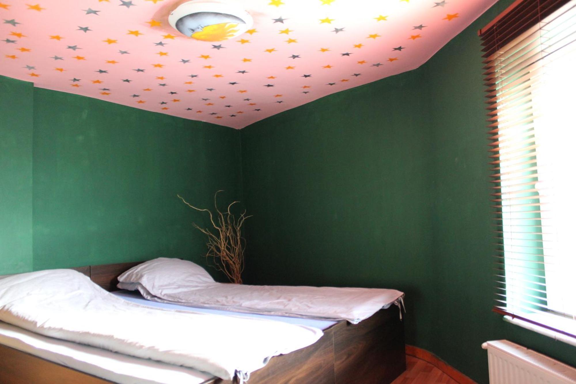 Fun House Hostel Bucharest Exterior photo