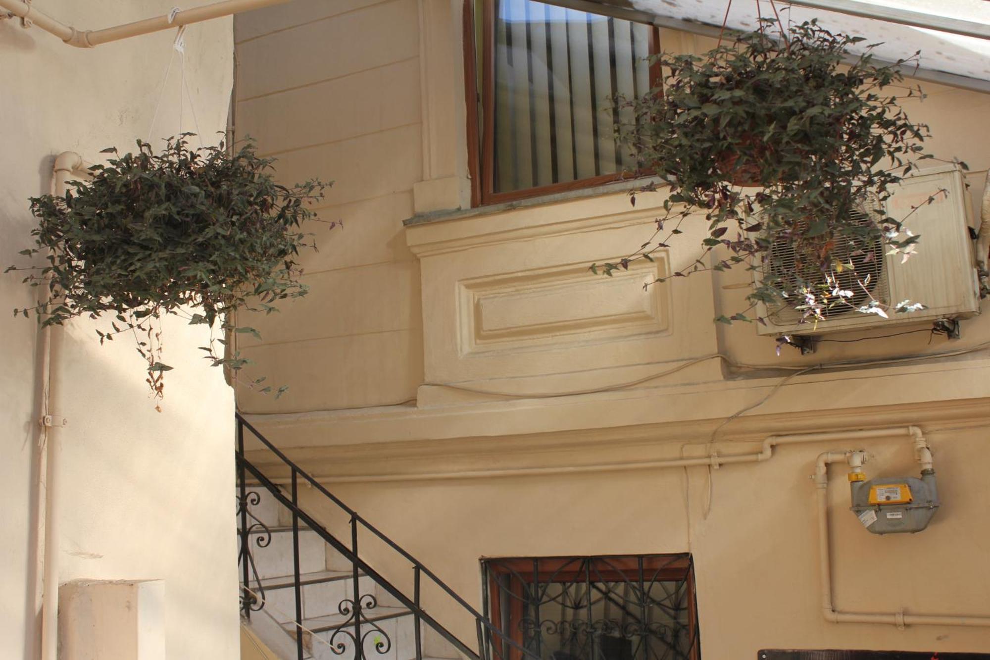 Fun House Hostel Bucharest Exterior photo
