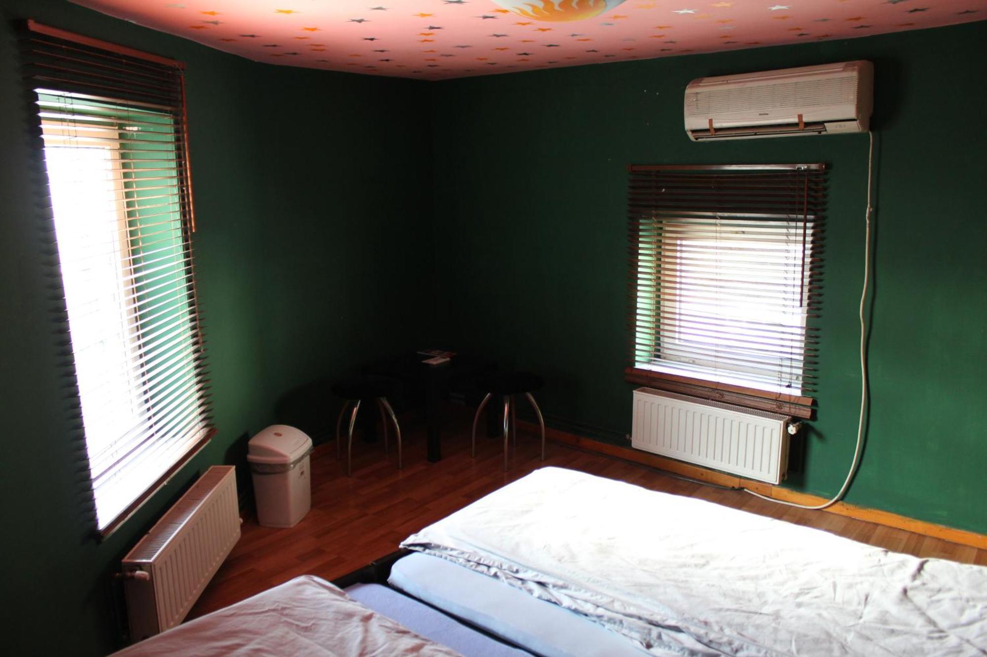 Fun House Hostel Bucharest Exterior photo