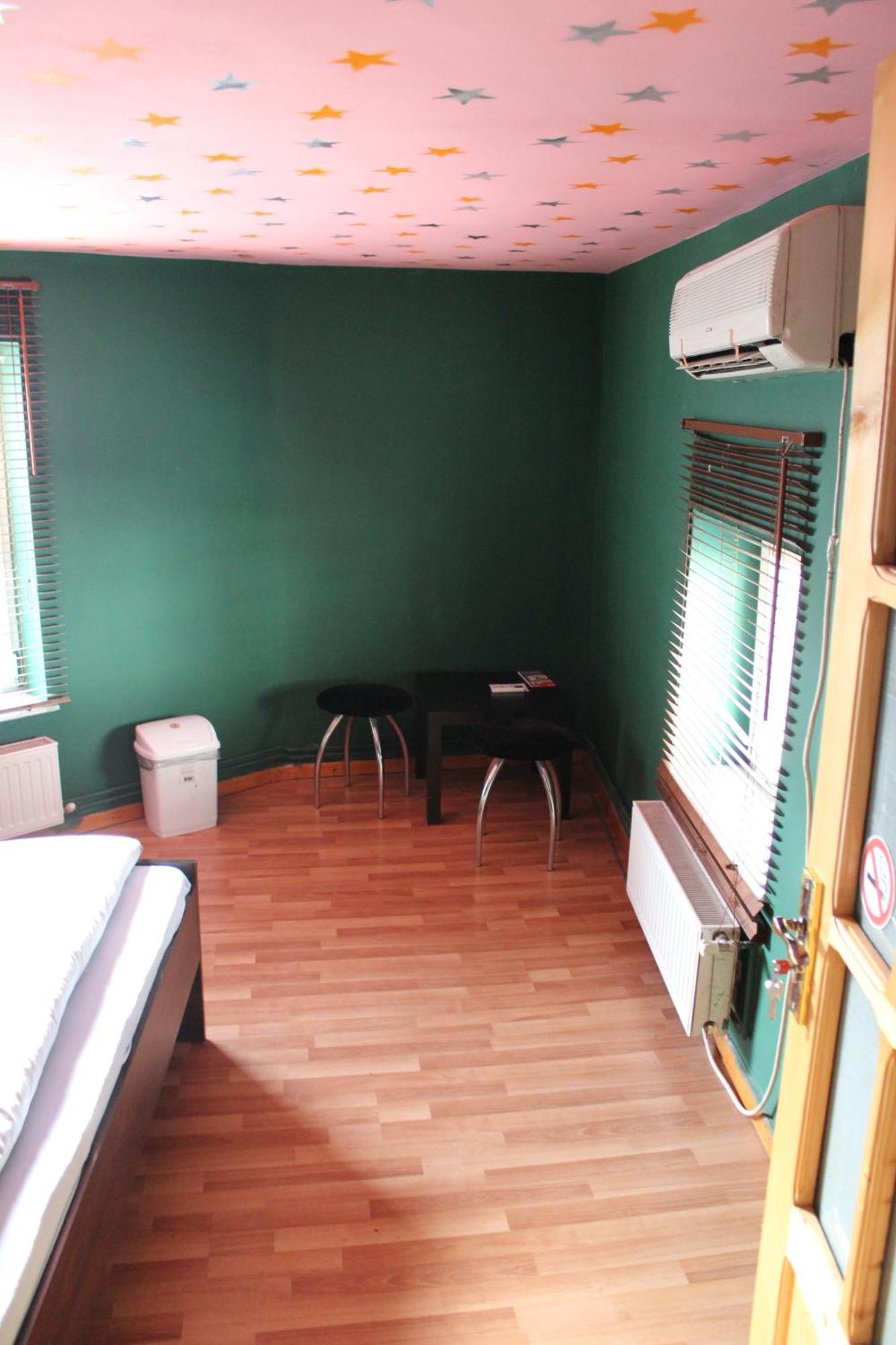 Fun House Hostel Bucharest Exterior photo
